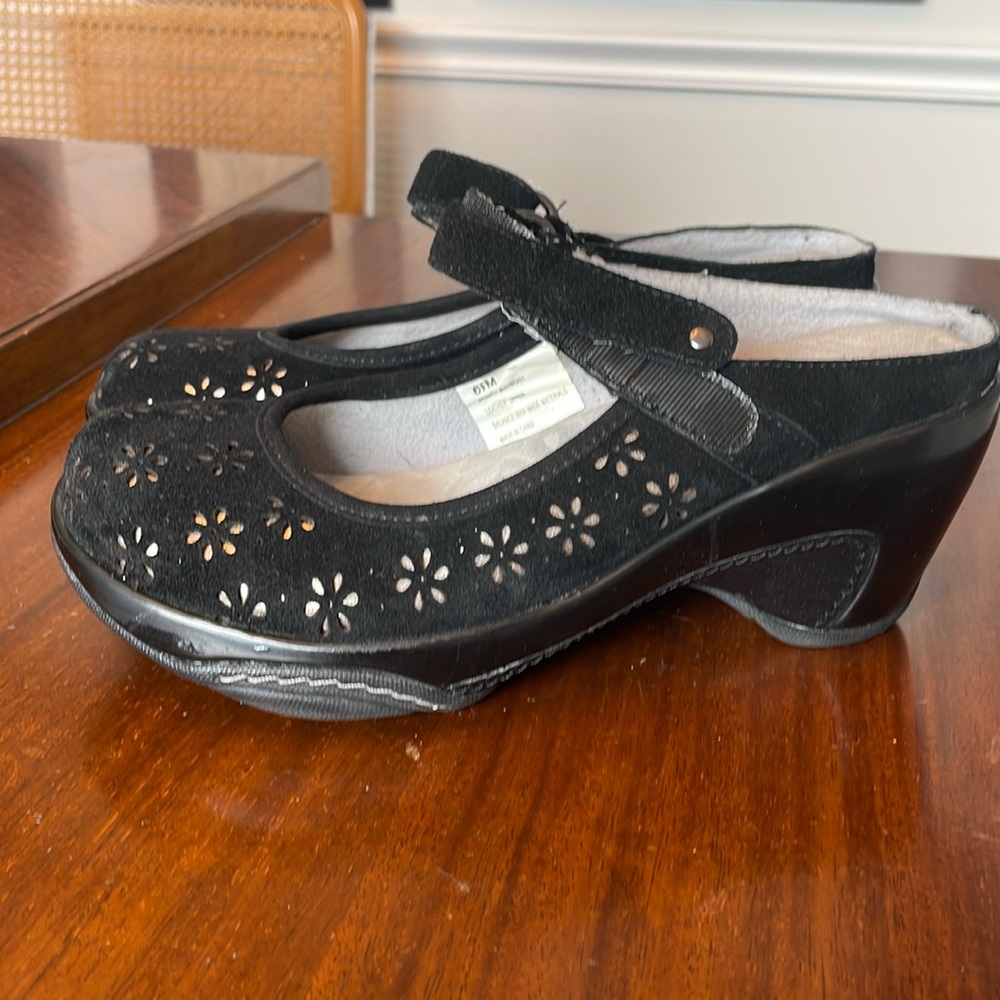 🍴Jambu Brandy adjustable black suede clogs.